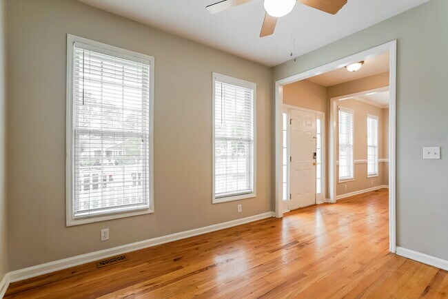 Building Photo - 512 Waterford Dr