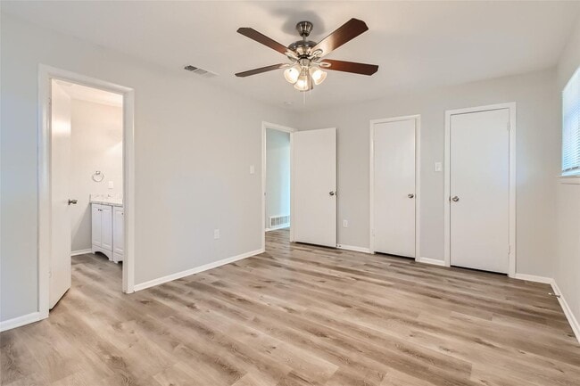 Building Photo - ? Modern 3-Bedroom Bedford Home with Spacious Layout ?