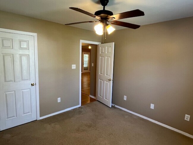 Building Photo - Nice Benton 3 bedroom 2 bathroom house.