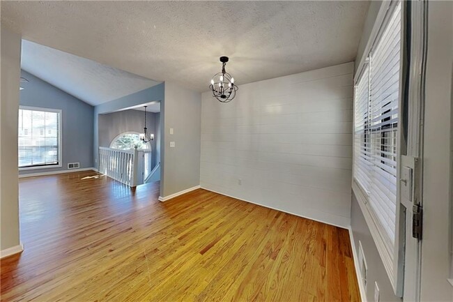 Building Photo - 4304 Falcon Crest Dr