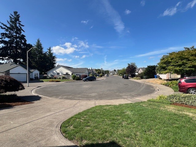 Building Photo - 7403 Shadowwood Ct NE