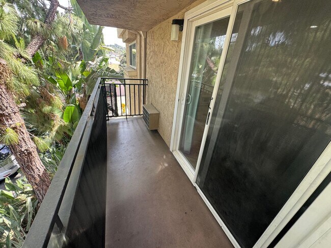 Building Photo - Newly renovated 2 bedroom, 2 bathroom condo