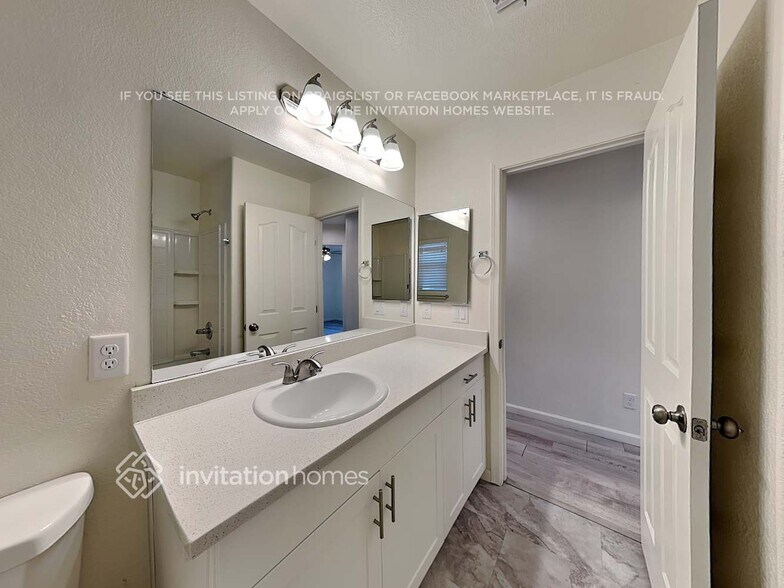 Building Photo - 5853 E Hoover Ave