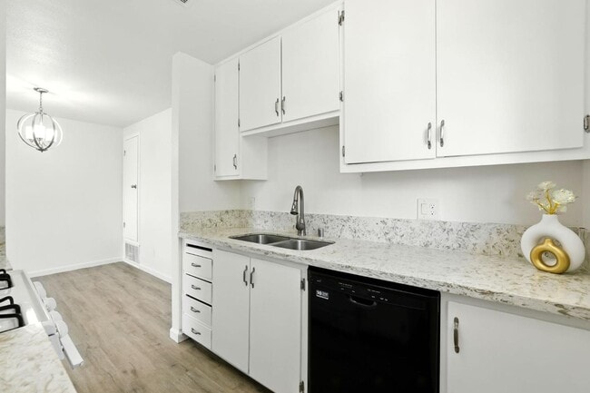 Building Photo - Gorgeous 2 Bed Condo in Foothill Farms