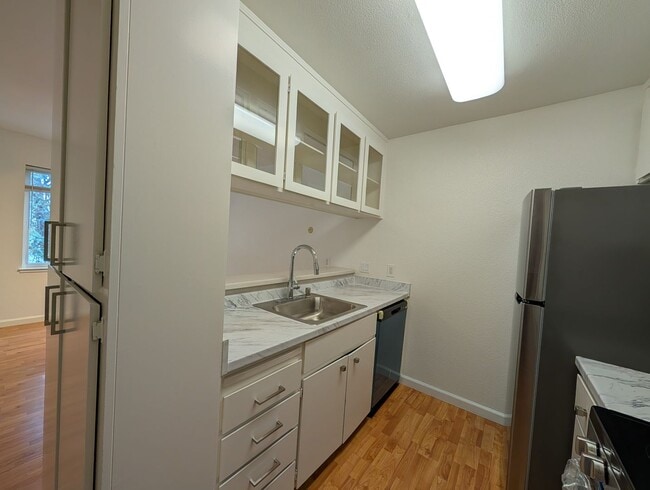 Building Photo - 3 bed / 2 bah Condo. Hardwood floor, forced heat, lots of HOA amenities