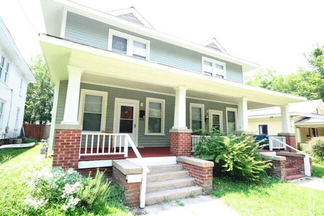 Primary Photo - Spacious Duplex Unit Near Duke and Downtown / All Appliances and Fenced Backyard
