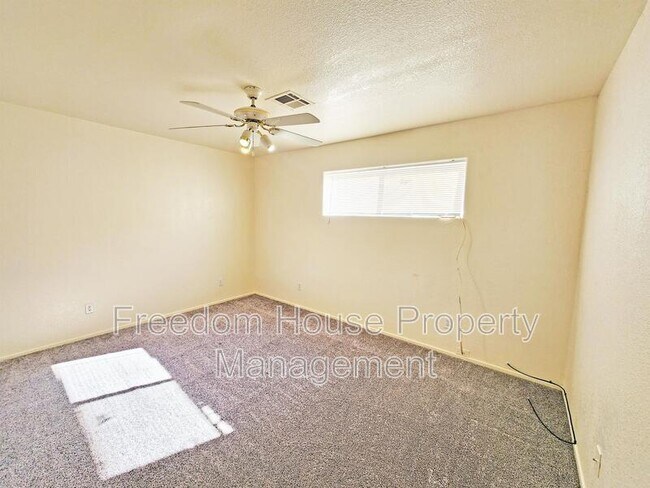 Building Photo - 2321 E Calvada Blvd