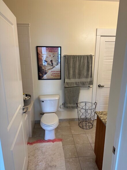 Full bathroom 1 - 60 Winooski Falls Way