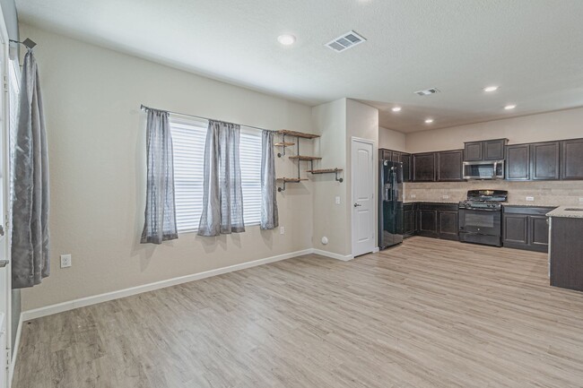 Building Photo - $300 OFF 1ST MONTH RENT IF YOU MOVE IN WIT...