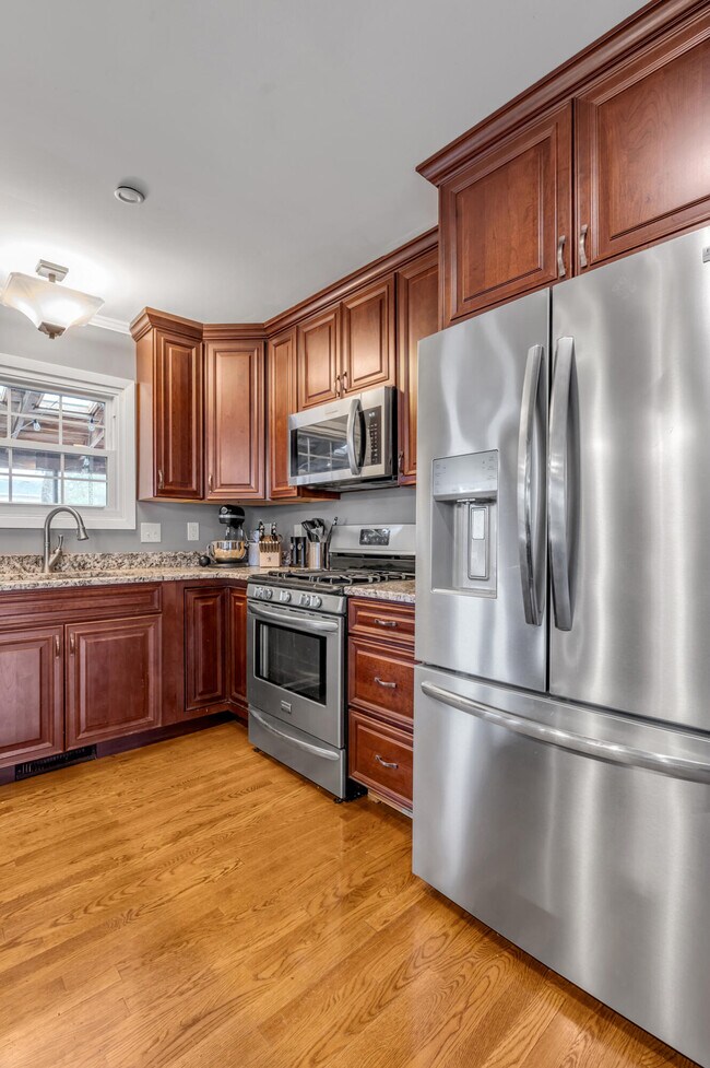 Building Photo - 653 Mt Vernon Dr