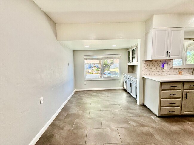 Building Photo - Great home available NOW
