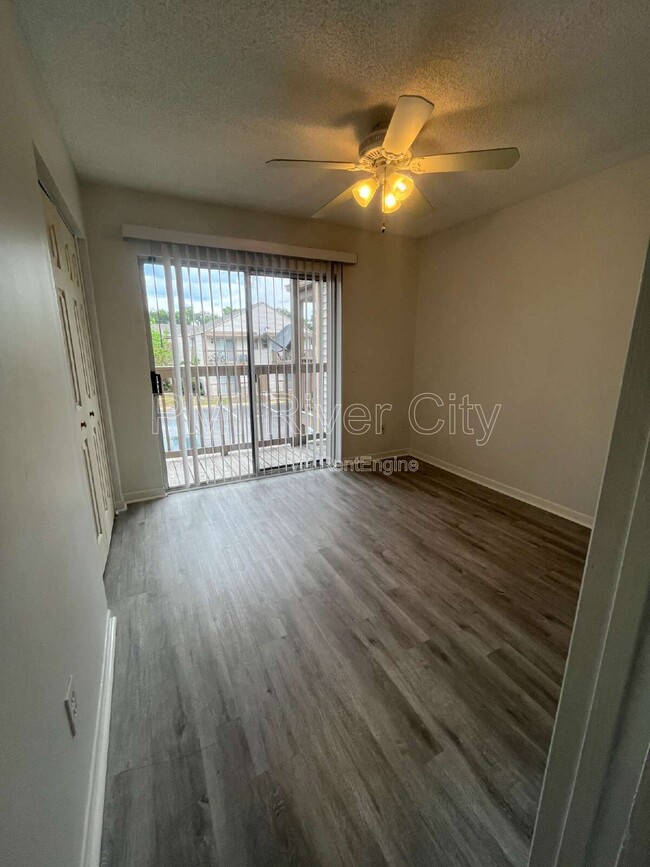 Building Photo - 2300 Twelve Oaks Dr