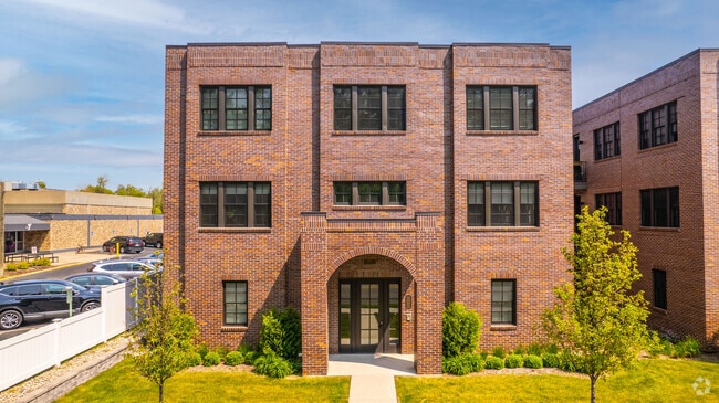 Building Photo - 932 W 11 Mile Rd