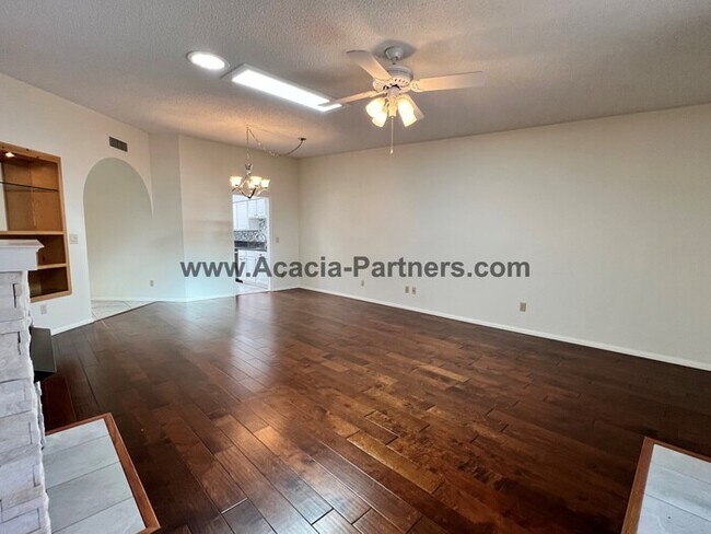 Building Photo - Two Bedroom Townhouse