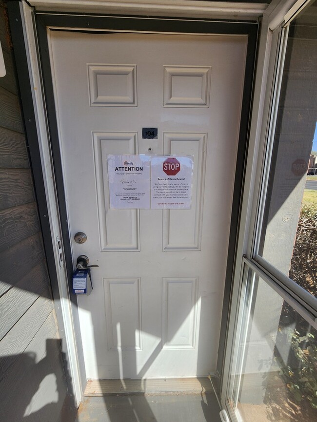 Building Photo - 2 story townhome, 2 bed 2.5 bath