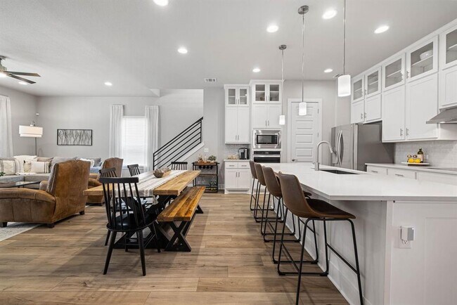 Building Photo - 708 Pinnacle Dr