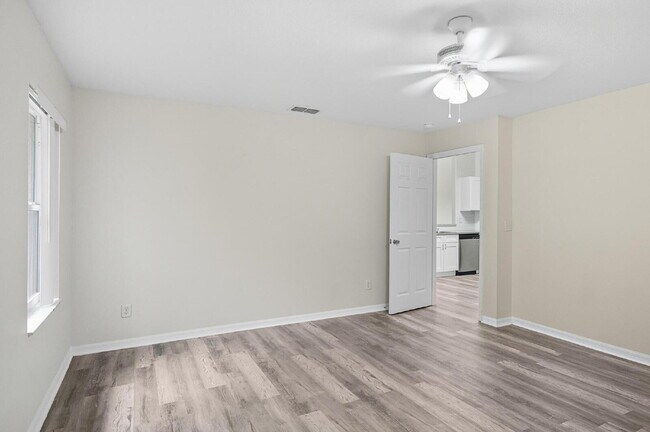 Building Photo - Popular Palm Harbor location