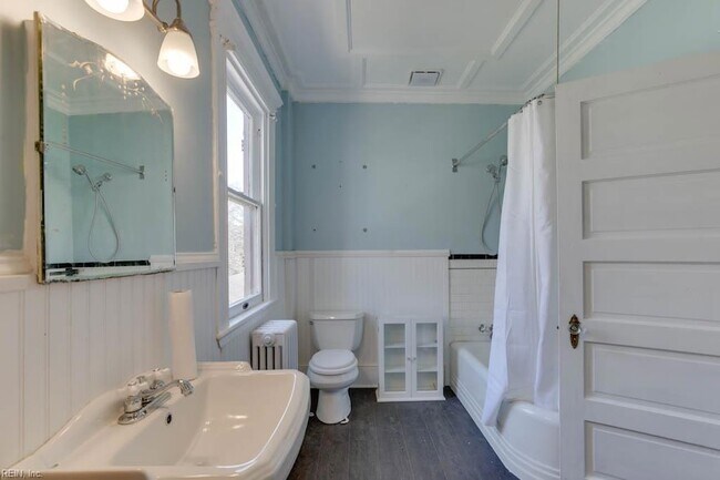 Building Photo - 1051 Naval Ave