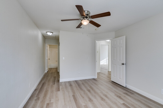 Building Photo - North Summerlin Townhouse with attached ga...