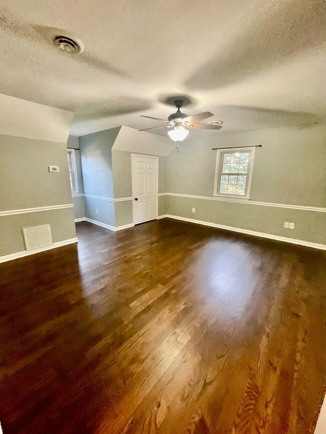 Building Photo - Welcome to this stunning 3-bedroom, 2.5-ba...