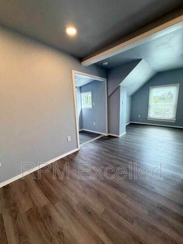 Building Photo - 717 W Stewart Ave