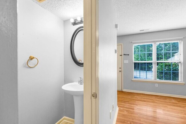 Building Photo - 402 Meadowbrook Ln