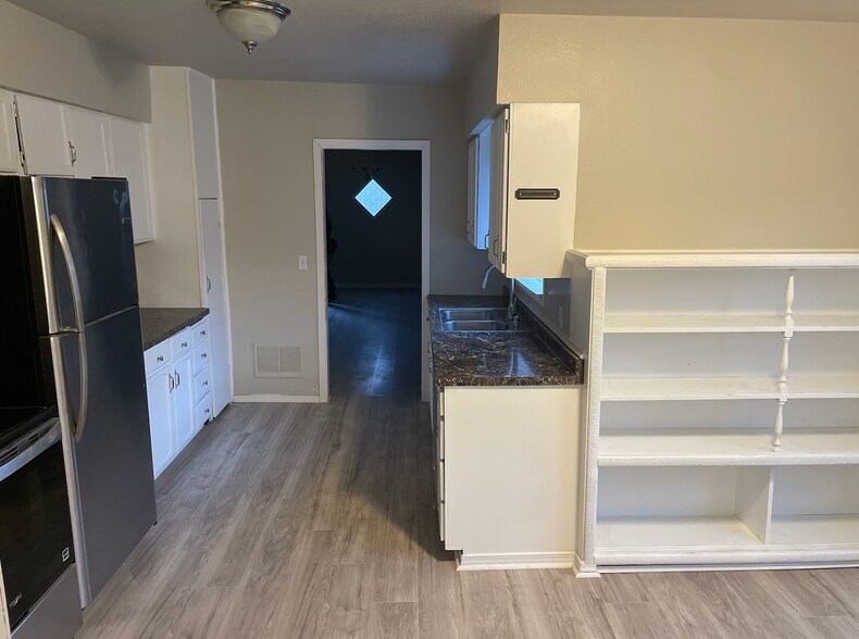 Building Photo - 2116 S Longmont Ave