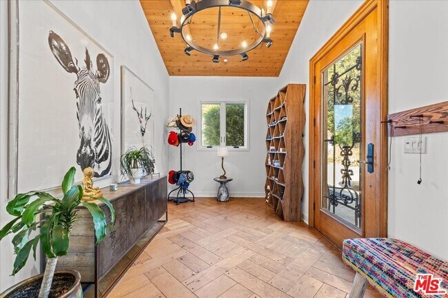 Building Photo - 2373 Tuna Canyon Rd