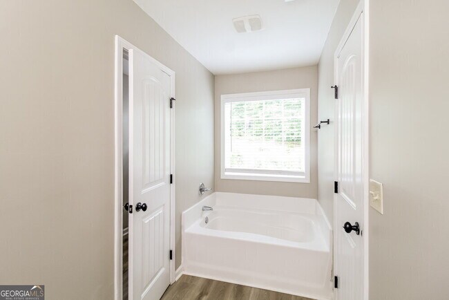 Building Photo - 602 Embassy Walk
