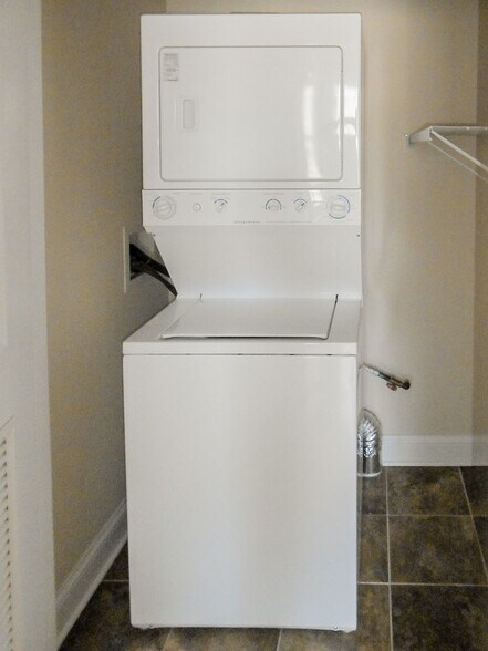 Building Photo - 3231 N Kenmore Ave