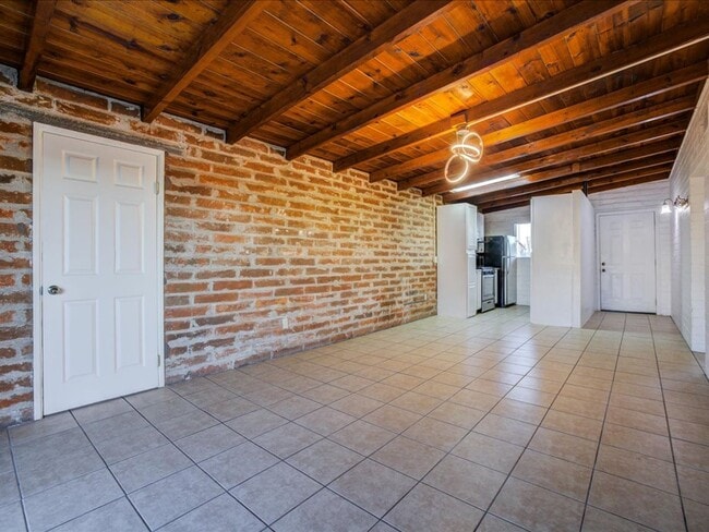 Building Photo - 3 Bedroom 1 Bathroom