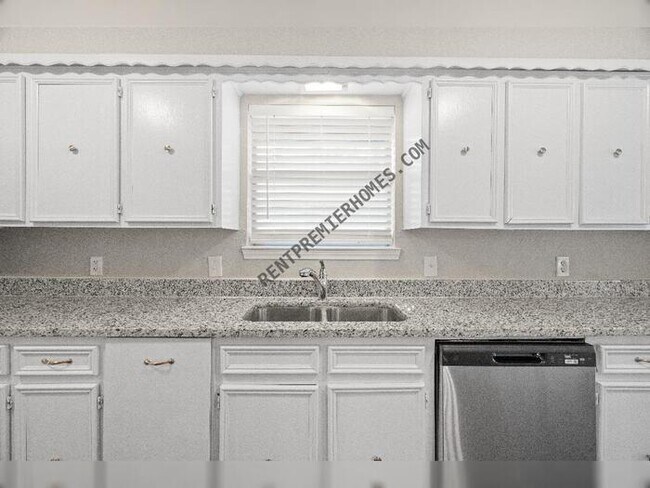 Building Photo - 1410 Pine Hill Dr