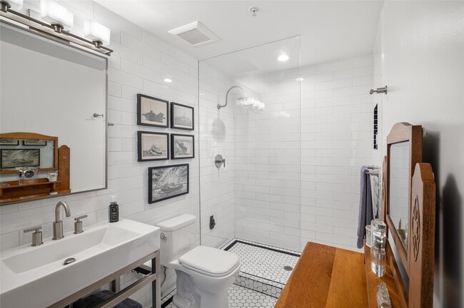 Building Photo - 204 Travis St