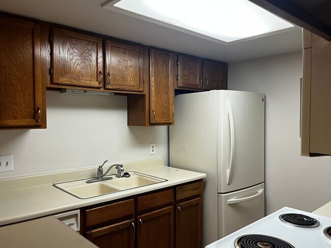 Building Photo - Well Maintained 2 bed 2 bath condo in Woodside Village!