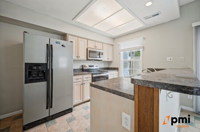 Building Photo - 2 Bed 2.5 Bath renovated townhome Virginia Beach