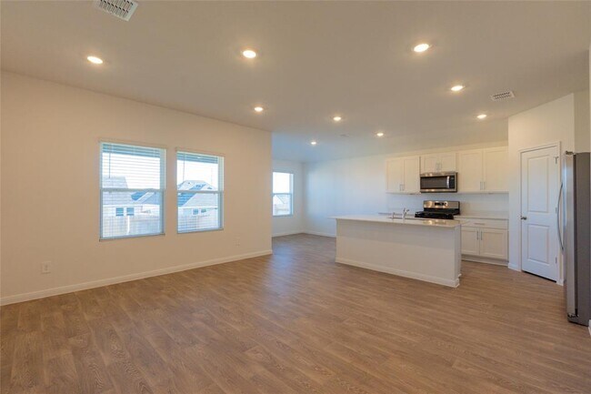 Building Photo - 223 Las Lomas Dr