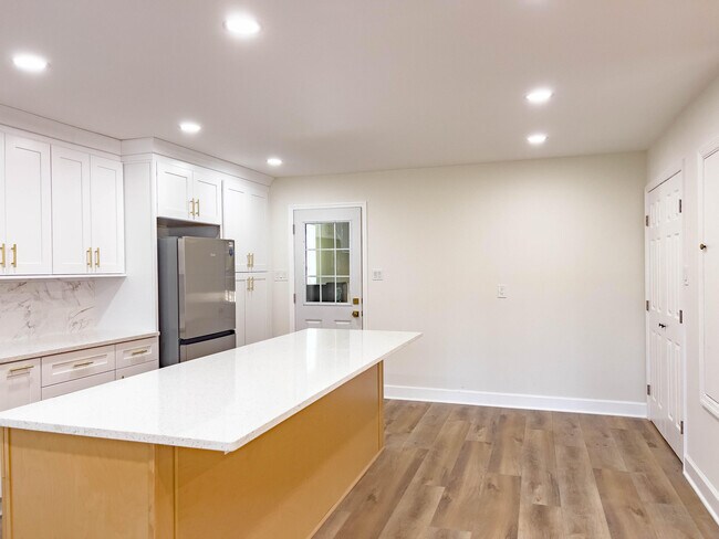 Building Photo - 4196 Hedgerow Ln