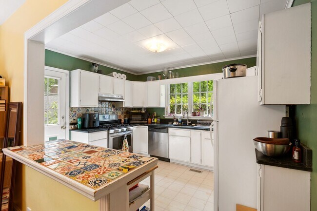 Building Photo - Charming Bungalow in Sunset Hills Neighborhood