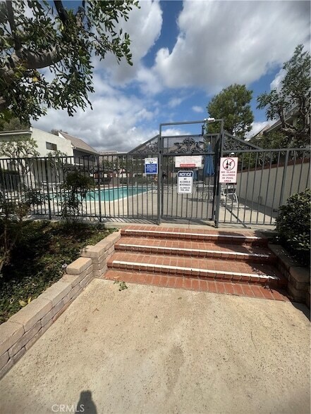 Building Photo - 10201 Mason Ave