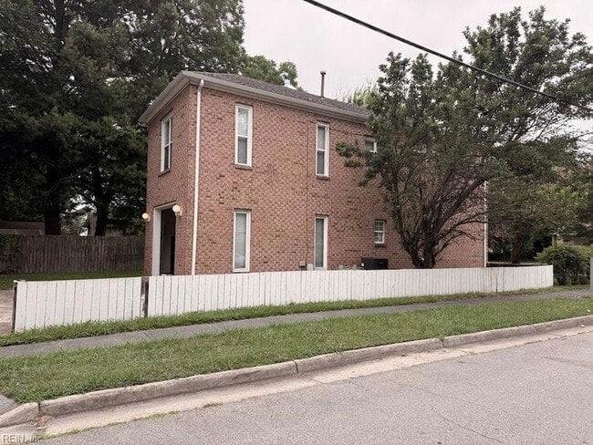 Building Photo - 1401 W 40th St