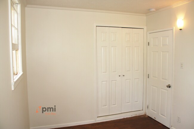 Building Photo - Charming Cute 2bd / 1 ba Two Stories Hillcrest Park Townhouse