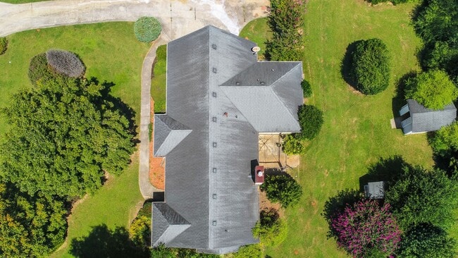 Building Photo - Don’t Miss This Beautiful 4BR/2BA Home wit...