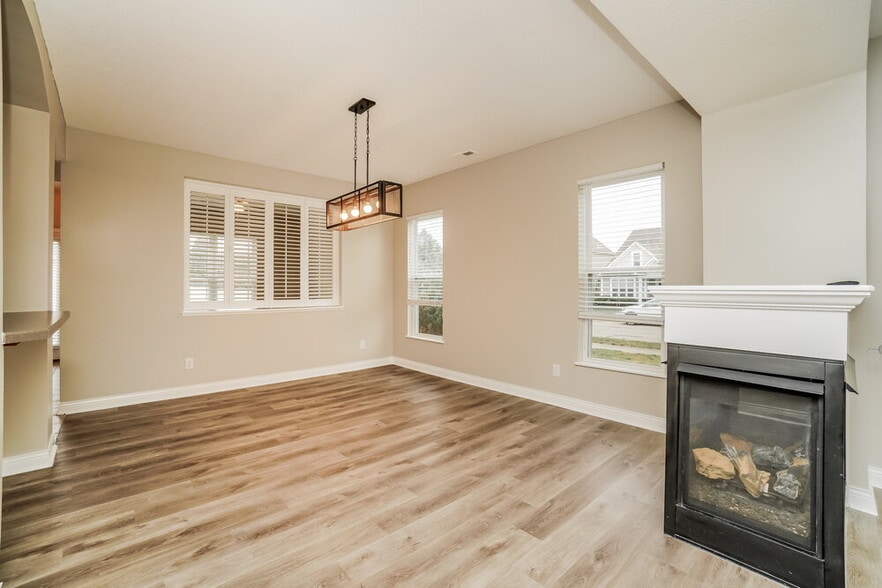 Building Photo - 200 Lamplight Ct