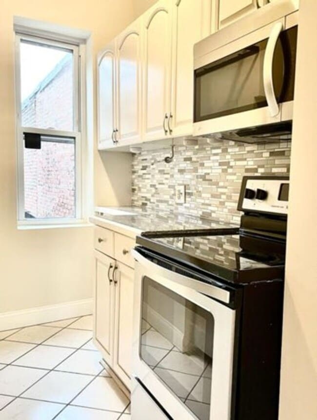 Building Photo - Shaw - Sunny 3 Bedrooms/Two full Baths