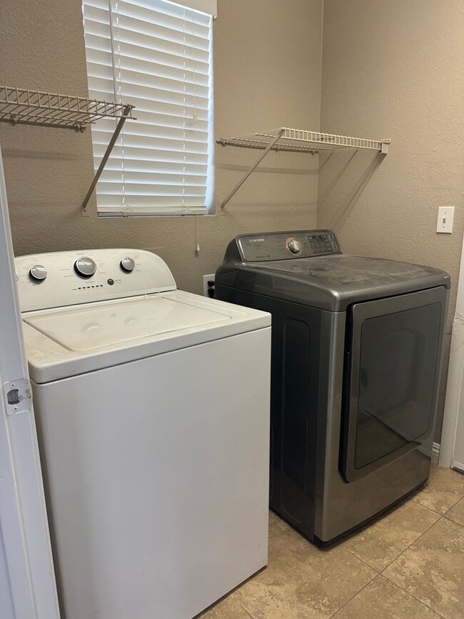 Building Photo - Single Story, 3BR, 2CRG