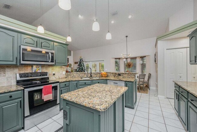 Building Photo - Luxurious 4 Bed/2.5 Bath Home with Stunning Lake and Golf Course Views with Pool on Savannahs Tra...