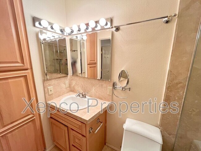 Building Photo - 420 N Villa Ct