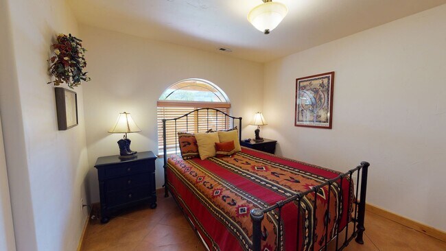 Building Photo - 3 Bedroom House by the Golf Course Fully Furnished