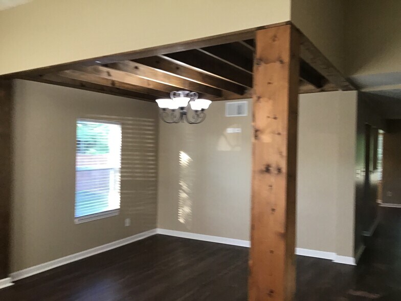 Building Photo - 1196 River Ridge Dr
