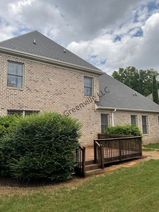 Building Photo - Four Bedroom Brick House for Rent!